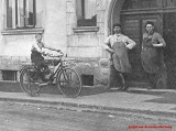 Siegfried auf einem Phantom-Motorrad.